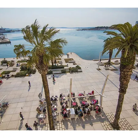 Διαμέρισμα Riva Royal View Luxury *